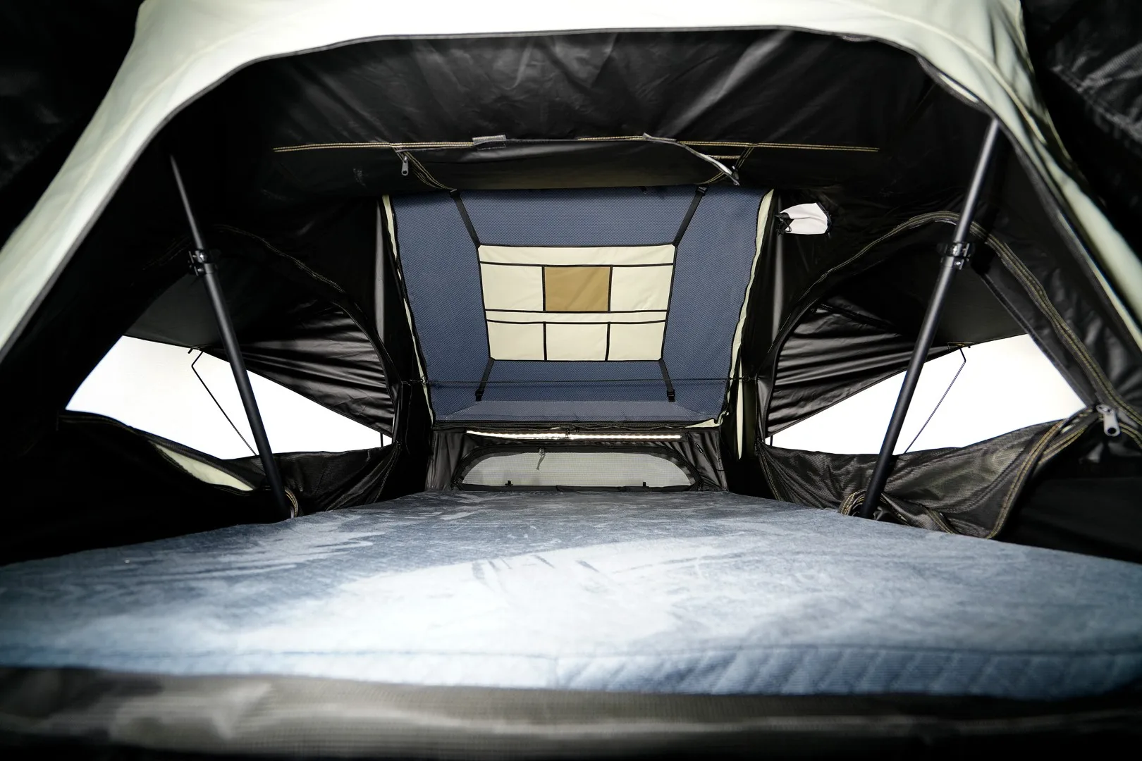 Innenseite des Fjällvila UppVärme Dachzeltes mit Stautaschen