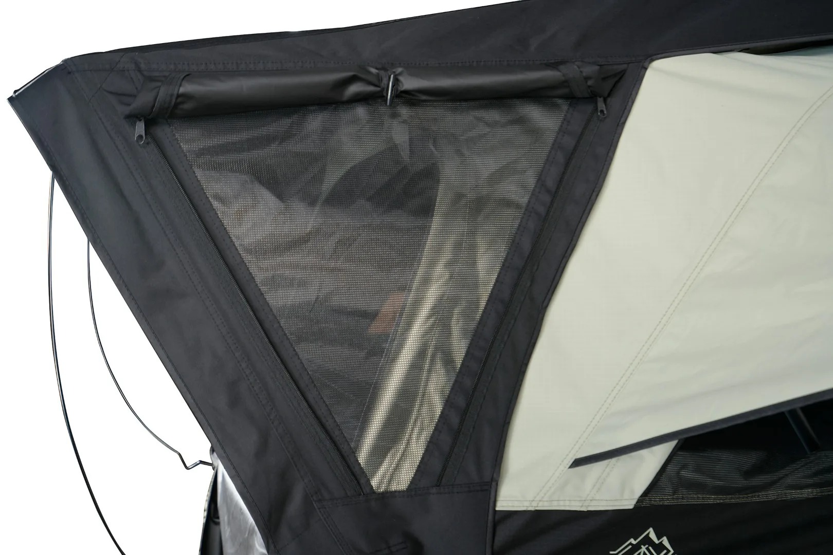 Geöffnetes Seitenfenster des Fjällvila UppVärme Dachzeltes